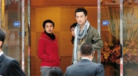 媒体曝光蒋雯丽姐弟恋事件视频：酒店同出同进