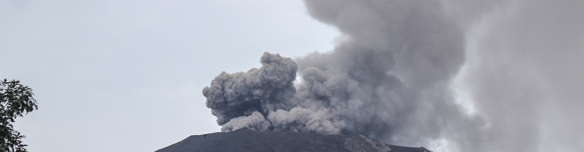 印尼杜科诺火山喷发，火山灰柱达1200米