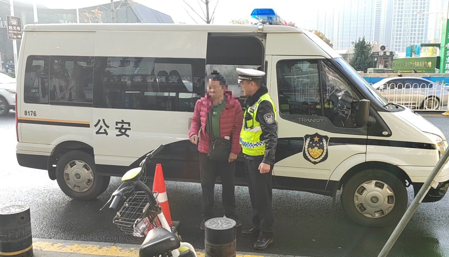 冬寒“警”暖，武汉长江大桥大队交警帮助迷路老人回家