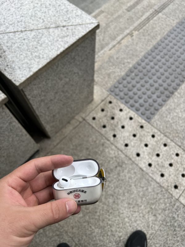 蓝牙耳机坠进地面排水孔，没想到找回来了